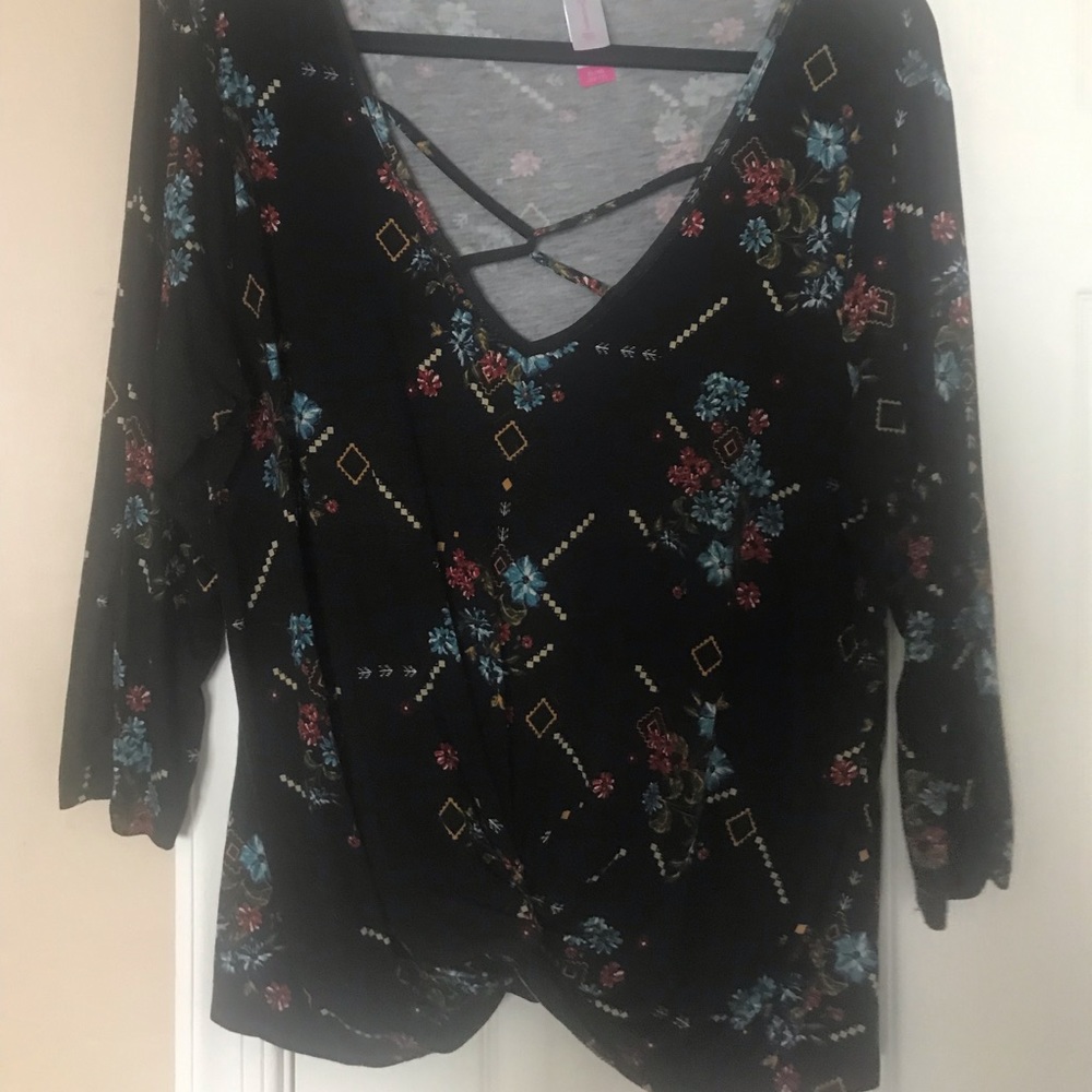 ❌ SOLD ❌ Cross cross front flower top
